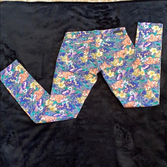 Cute flower patterned jeans! - Picture 3 of 3